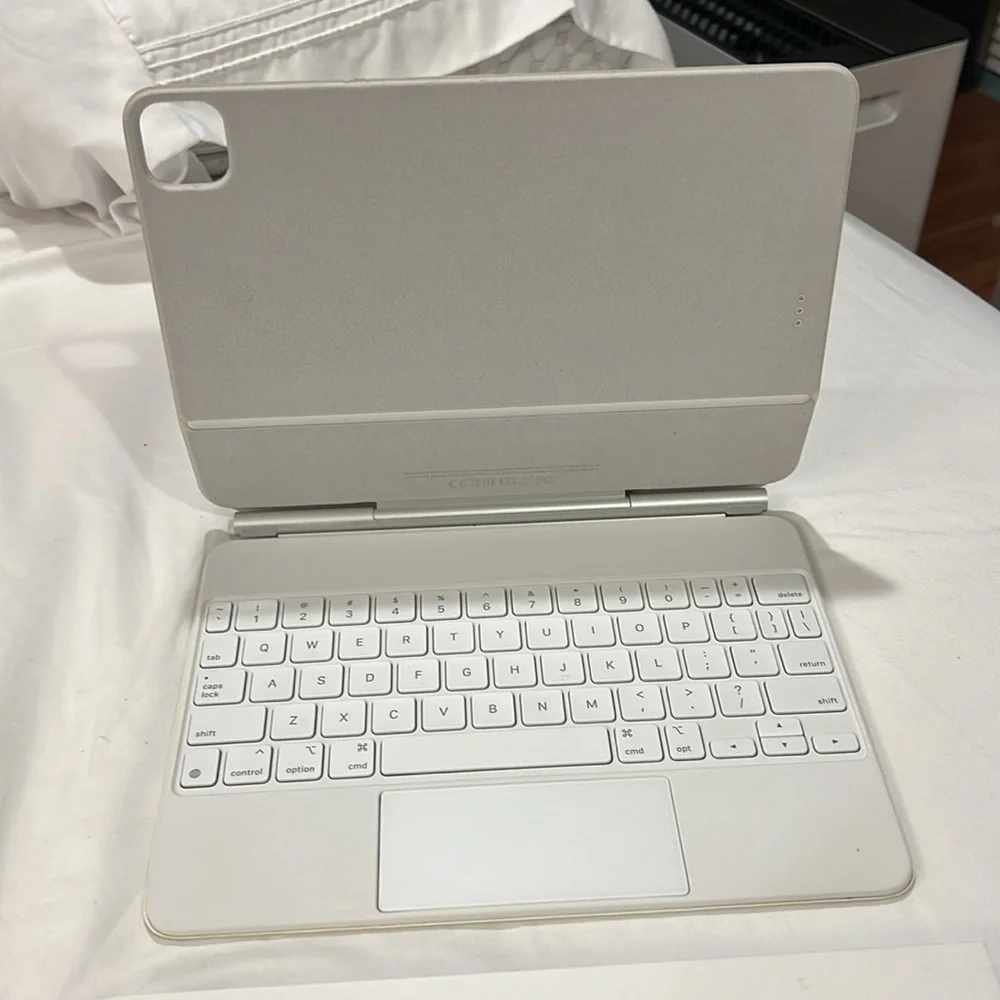 iPad Apple Magic Keyboard white
